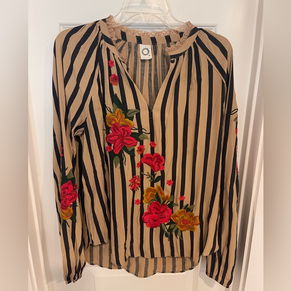 Akemi + Kin Top in size medium